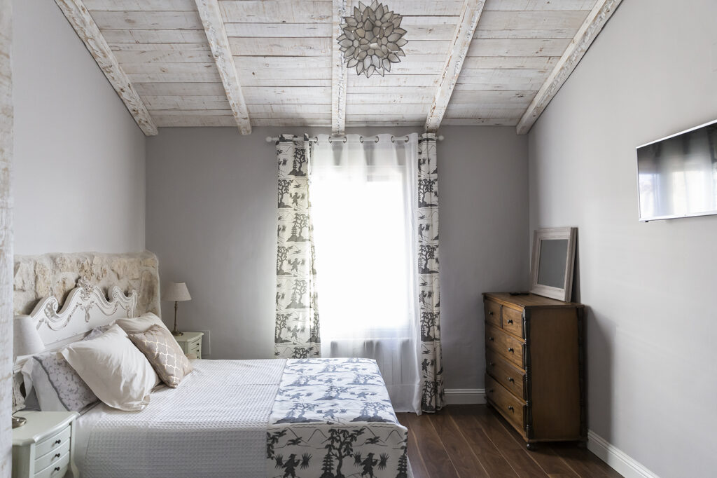 Dormitorio rústico madera